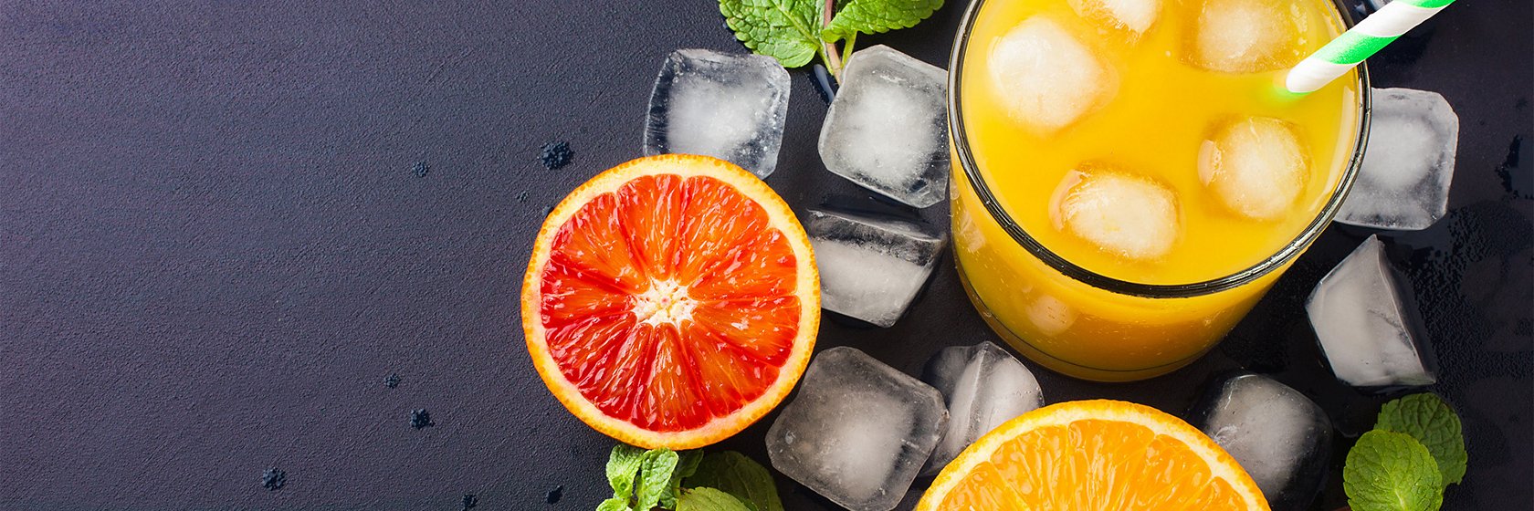 Jus d'orange dans un verre à jus