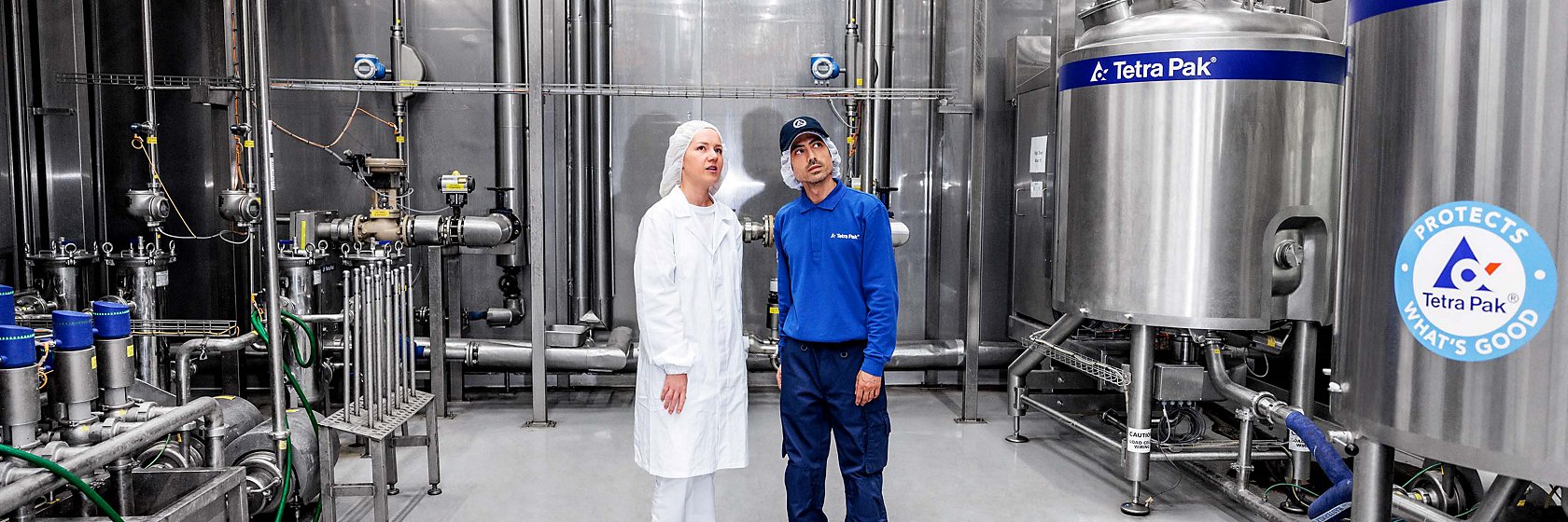 Customer and Tetra Pak expert at production facility